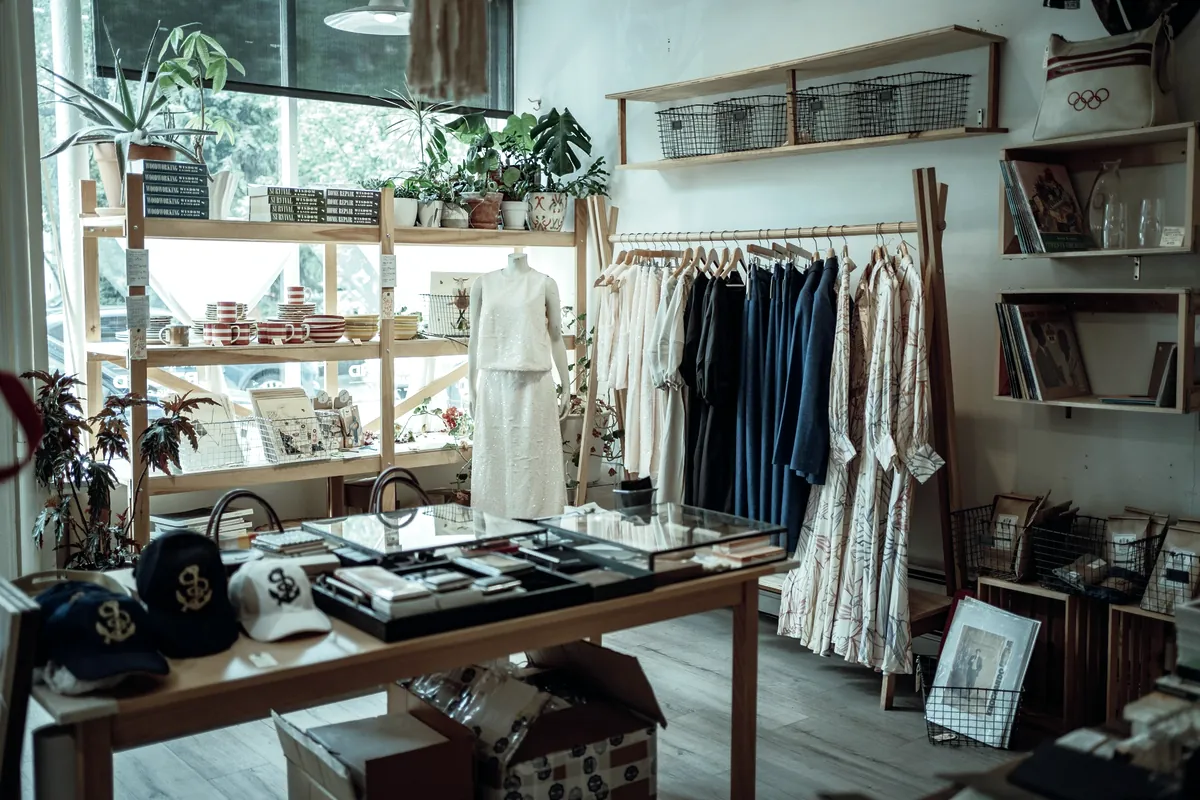 Interior de una tienda de regalos y decoración con estanterías de madera