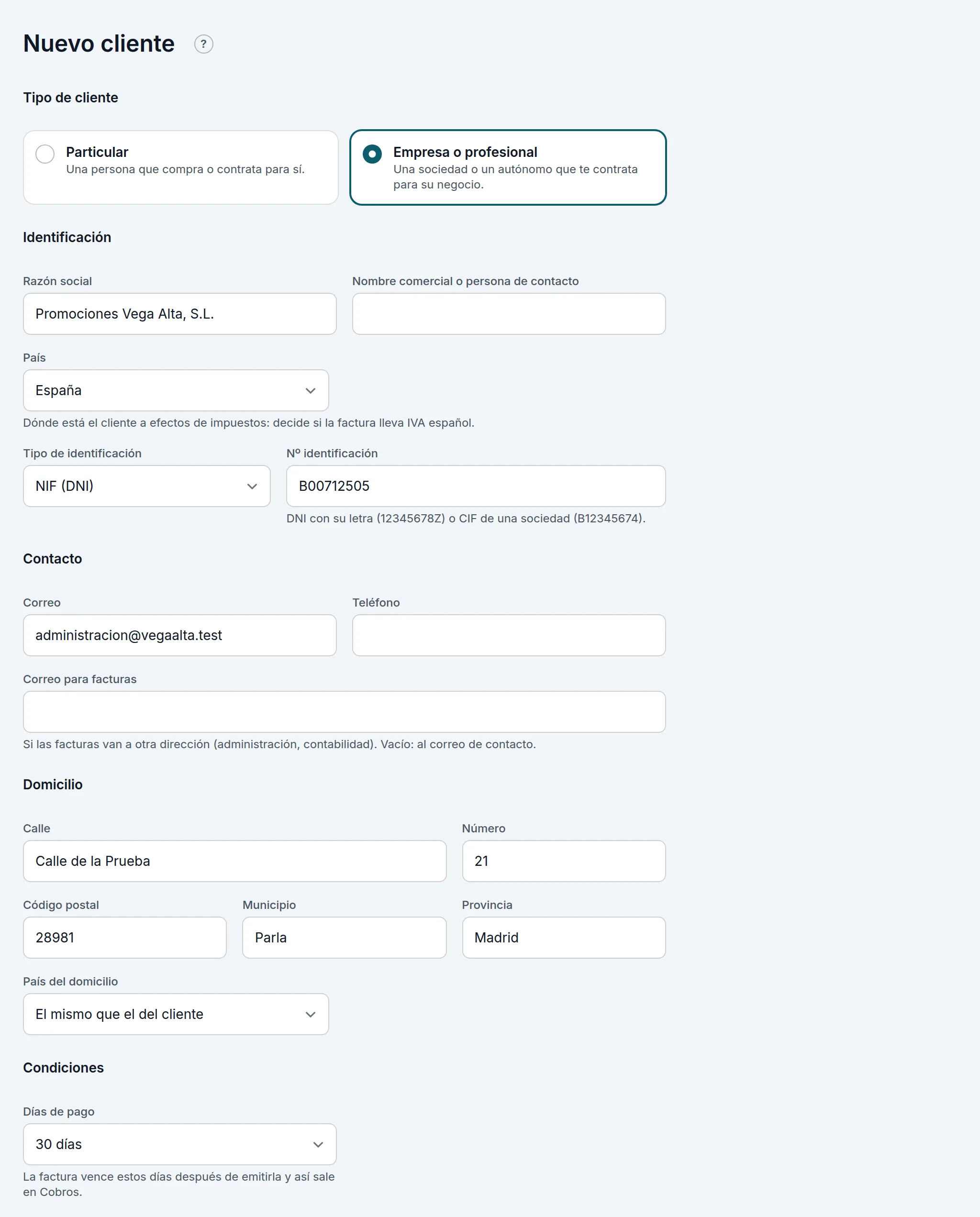 El alta de su cliente: una promotora, con su CIF, su correo, su domicilio y 30 días de pago